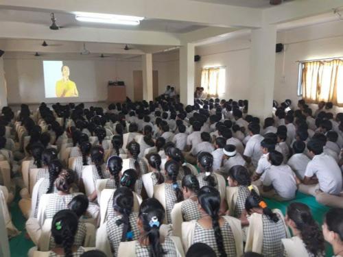 Students in Gujarat watching ROSHNI Founder Pravin Nikam spekaing on Menstruation